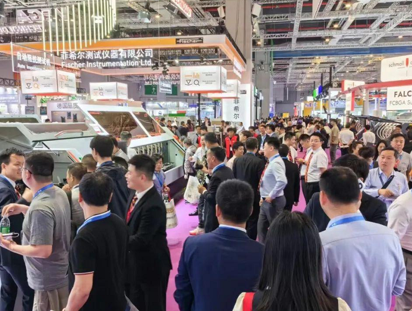 2027年上海国际电子电路展览会CPCA Show展馆现场，专业观众参观实况