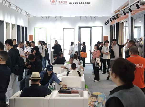 2027年中国(南京)系统门窗、全屋定制、移门博览会DCDE展馆现场,专业观众参观实况