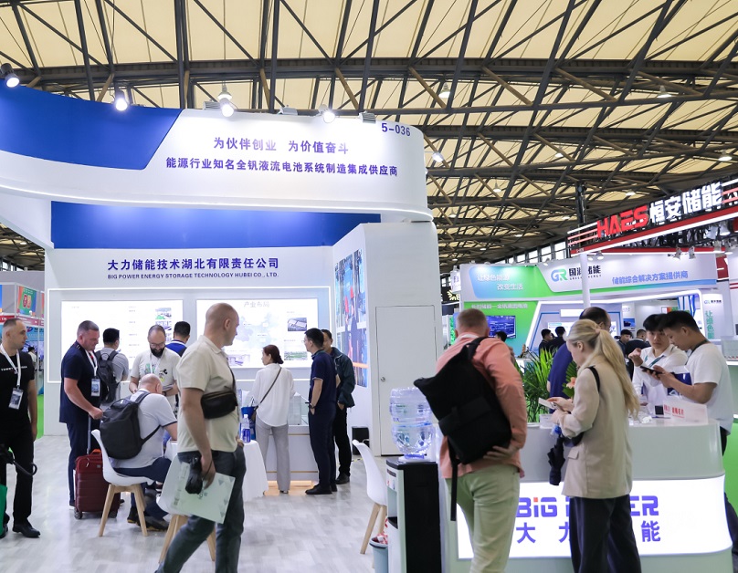 2027年中国全电展-上海全电展EPOWER参展商与海外采购商展台洽谈现场