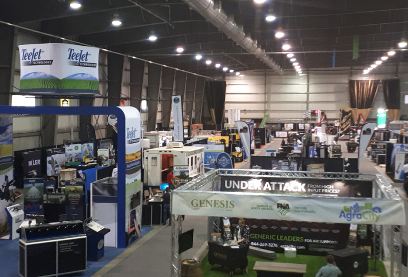 2027年加拿大农业机械展览会CANADA`S FARM SHOW展馆现场,专业观众参观实况