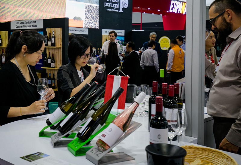 2027年香港葡萄酒、红酒及烈酒展览会ProWine Hongkong参展商与海外采购商展台洽谈现场
