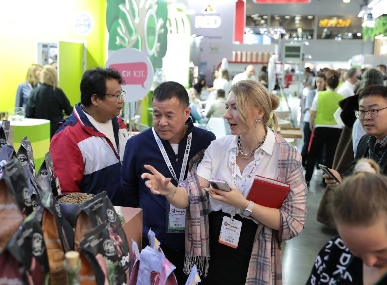 2026年俄罗斯莫斯科宠物用品展览会PARKZOO展馆现场,专业观众参观实况