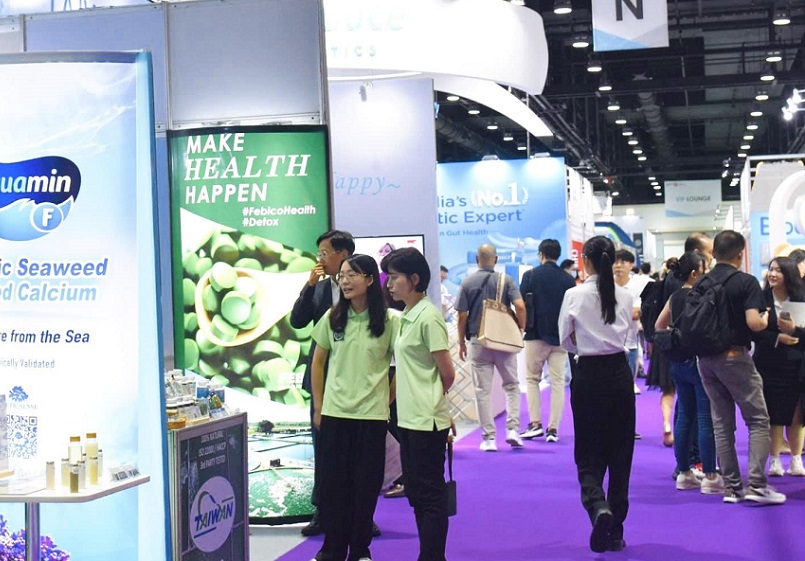 2027年马来西亚亚洲营养保健食品展览会Vitafoods Asia展馆现场，专业观众参观实况
