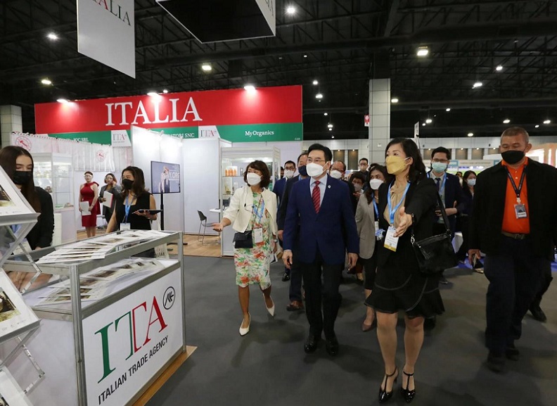 2027年泰国曼谷美容展览会COSMOPROF CBE ASEAN参展商与海外采购商展台洽谈现场