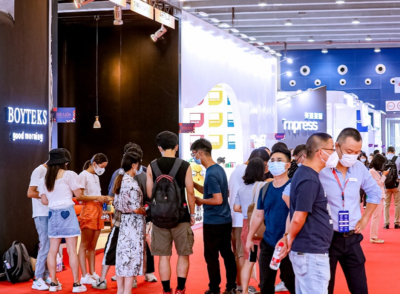 2027年广州国际办公家具及商业空间展览会CIFF参展商与海外采购商展台洽谈现场