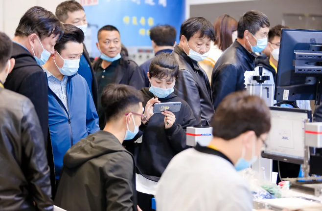 2027年中国(青岛)国际铝工业展览会CAIE参展商与海外采购商展台洽谈现场