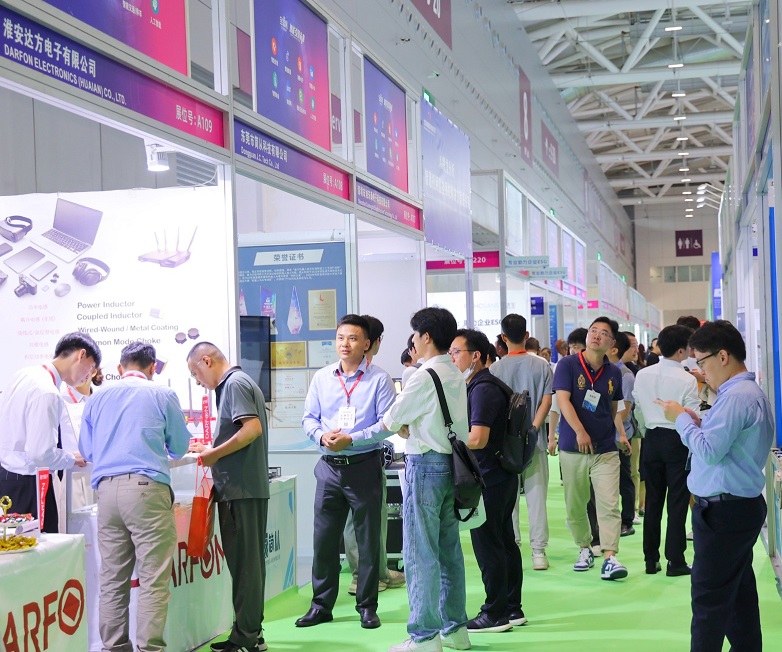 2027年北京IP授权生态产业博览会BIPE参展商与海外采购商展台洽谈现场