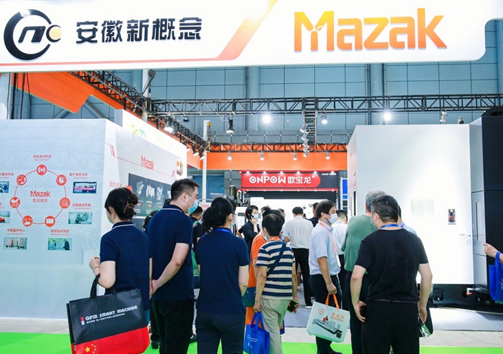 2027年中国(合肥)国际装备制造业博览会CCEME参展商与海外采购商展台洽谈现场
