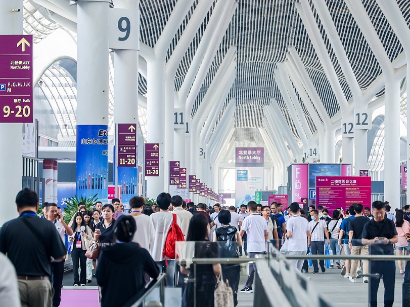 2027年中国国际光电博览会-深圳光博会CIOE参展商与海外采购商展台洽谈现场