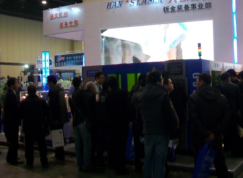 2027年中部(郑州)装备制造业博览会CCEME参展商与海外采购商展台洽谈现场