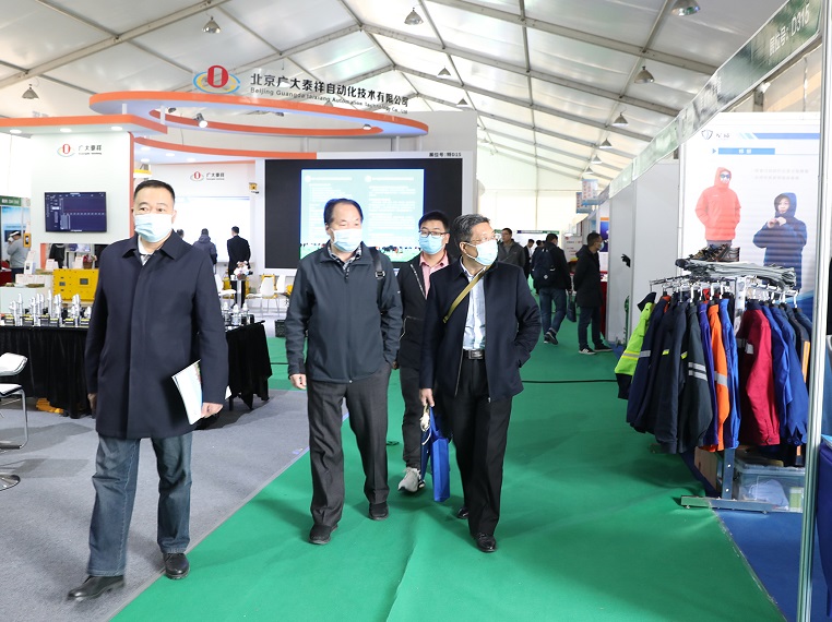 2027年鄂尔多斯国际煤炭及能源工业博览会CHINA ORDOS参展商与海外采购商展台洽谈现场