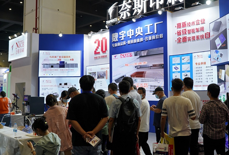 2027年郑州中原广告展Zhengzhou Advertising Exhibition参展商与海外采购商展台洽谈现场
