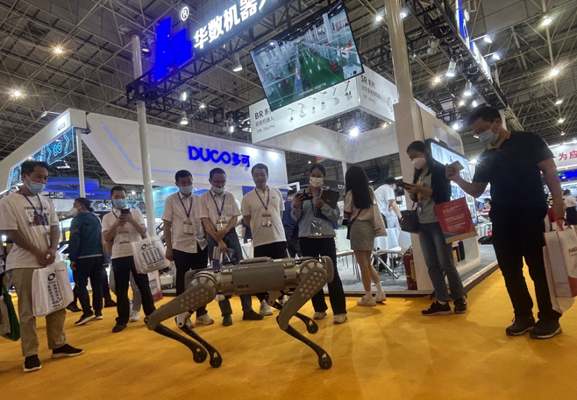 2027年深圳华南国际机器人与自动化展IARS展馆现场，专业观众参观实况