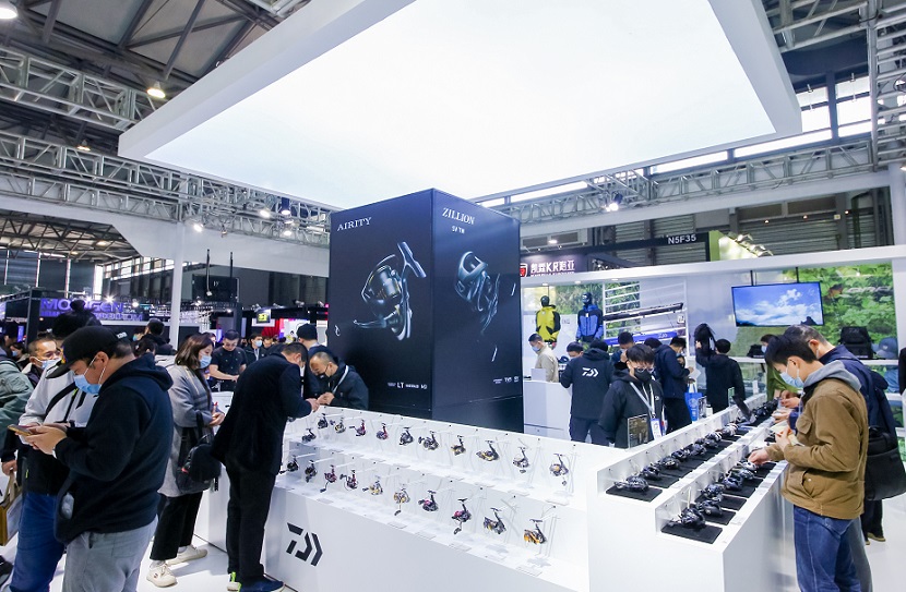 2027年上海国际路亚钓鱼及装备展览会Shanghai Lure Fishing Show参展商与海外采购商展台洽谈现场