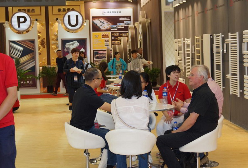 2027年中国上海厨房卫浴展览会KBCKitchen & Bath China 参展商与海外采购商展台洽谈现场