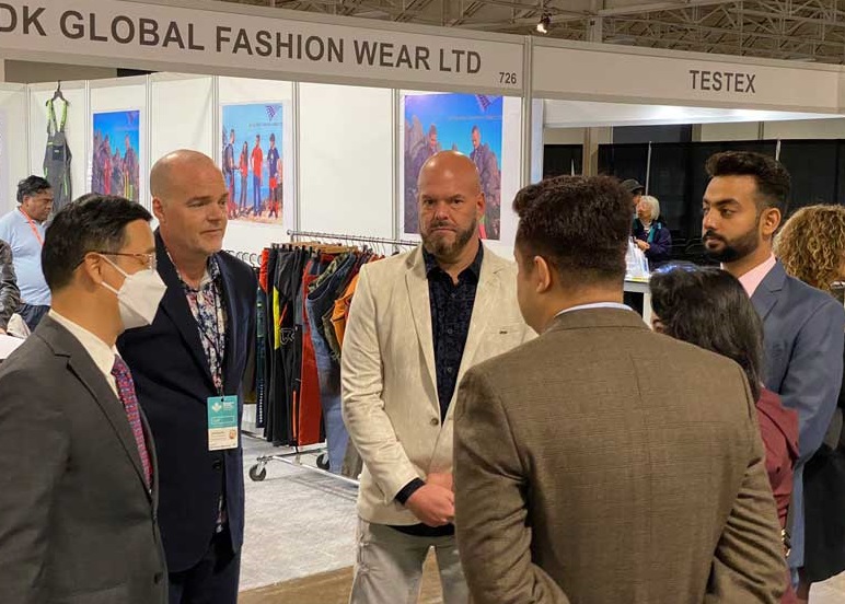 2026年加拿大多伦多纺织服装采购展览会Apparel Textile Sourcing Canada参展商与海外采购商展台洽谈现场