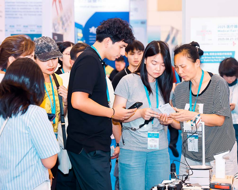 2027年苏州医疗器械创新展MFCMedical Fair China展馆现场,专业观众参观实况