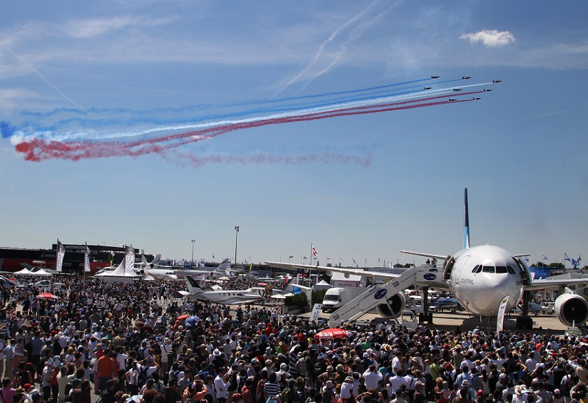 2027年法国巴黎航空航天展览会PARIS AIR SHOW展馆现场，专业观众参观实况
