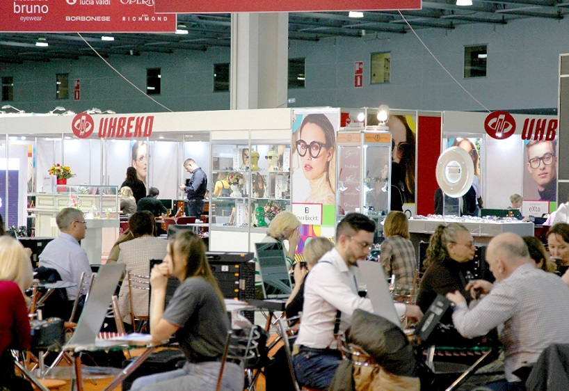 2027年俄罗斯莫斯科光学眼镜展览会MIOFMOSCOW INTERNATIONAL OPTICAL FAIR展馆现场,专业观众参观实况