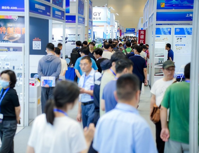 2027年中国光谷国际光电子博览会-武汉光博会OVC EXPO参展商与海外采购商展台洽谈现场