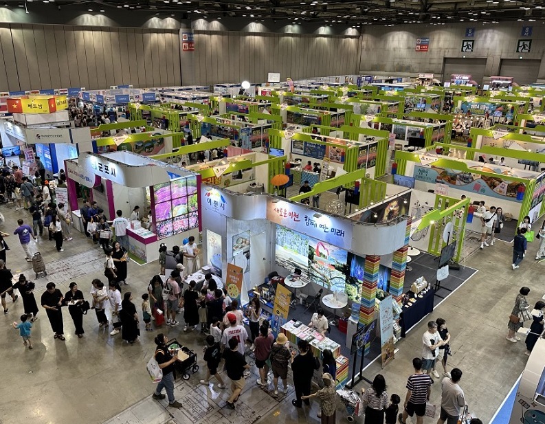 2027年韩国首尔旅游展览会KITS展馆现场，专业观众参观实况
