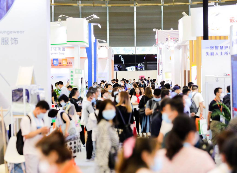 2027年上海国际养老辅具及康复医疗展-上海老博会AID展馆现场，专业观众参观实况
