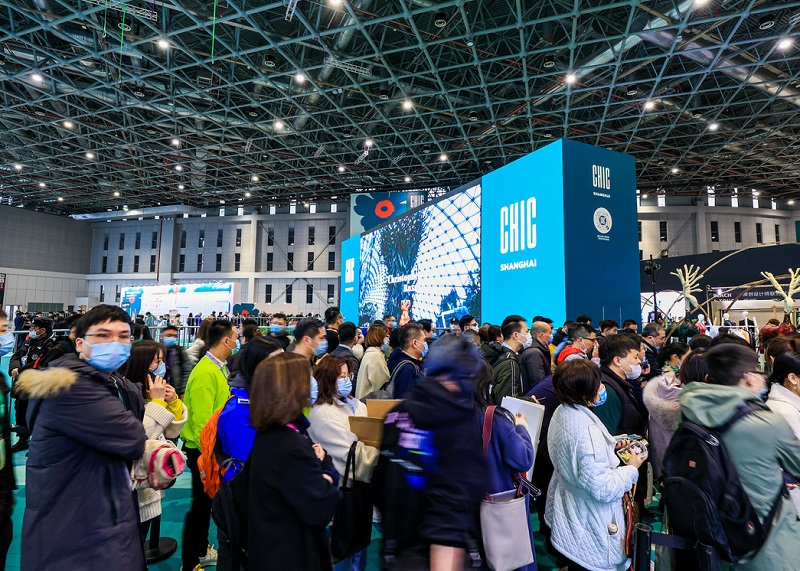 2026年上海国际服装服饰展览会秋季CHIC参展商与海外采购商展台洽谈现场