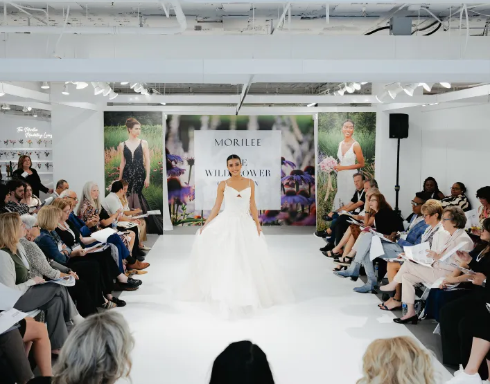 2027年美国芝加哥婚纱礼服展览会National Bridal Market Chicago展馆现场,专业观众参观实况