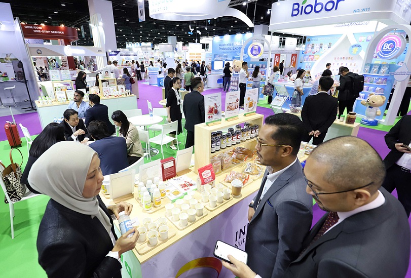 2027年马来西亚亚洲营养保健食品展览会Vitafoods Asia展馆现场，专业观众参观实况