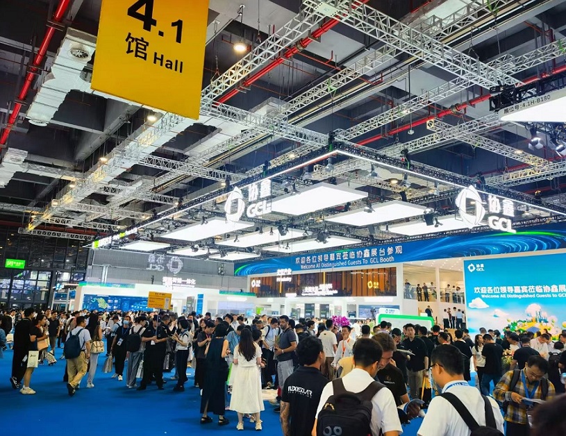 2027年上海太阳能光伏展览会SNECSNEC PV POWER EXPO展馆现场，专业观众参观实况