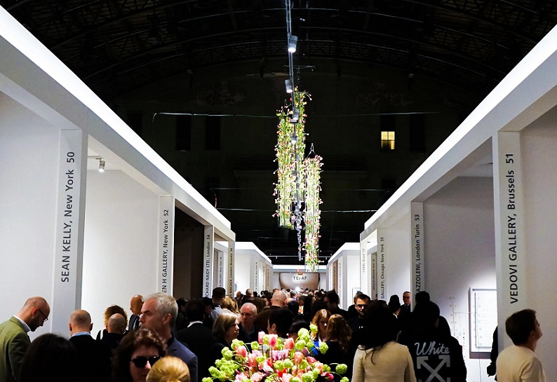 2027年美国纽约珠宝展-纽约艺术博览会TEFAF New York参展商与海外采购商展台洽谈现场