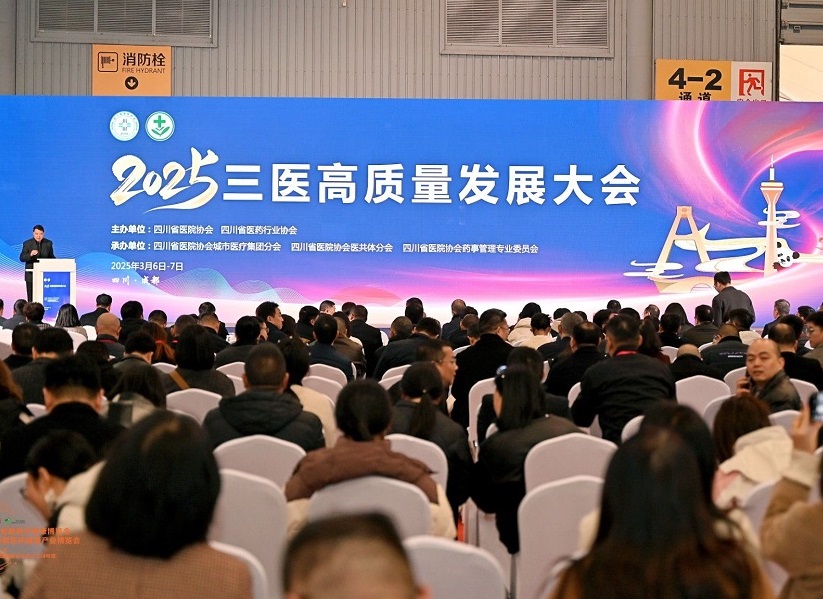 2027年成都医疗器械展览会-成都医博会CDMEE参展商与海外采购商展台洽谈现场