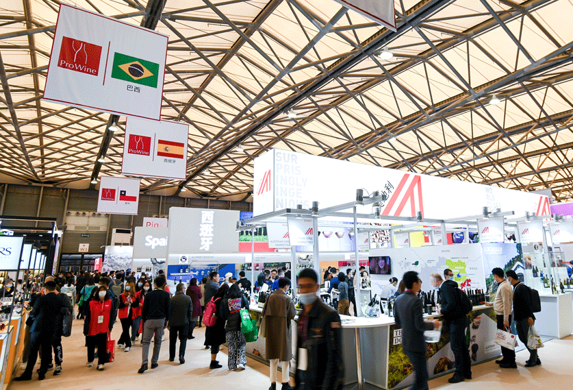 2026年上海国际葡萄酒、红酒、烈酒贸易展览会ProWine展馆现场，专业观众参观实况