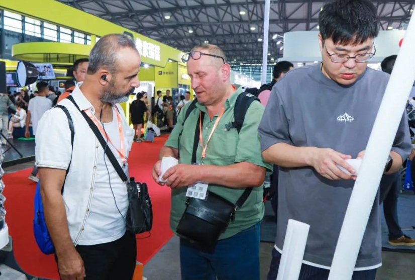 2026年上海国际摄影器材和数码影像展览会P&IPHOTO & IMAGING SHANGHAI 参展商与海外采购商展台洽谈现场