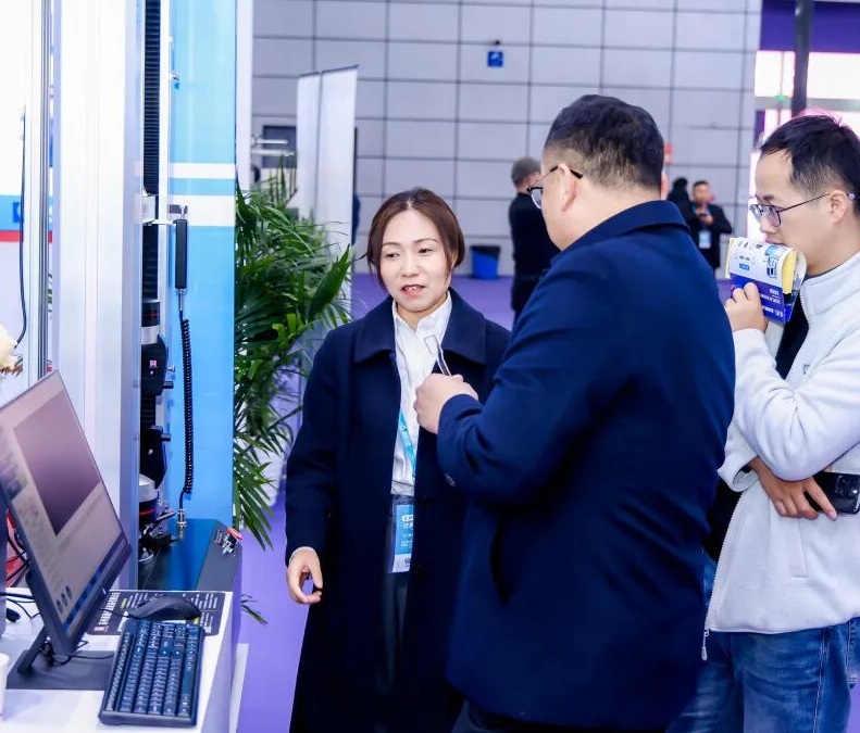 2026年合肥亚太塑料橡胶工业展-合肥橡塑展Asia Pacific Rubber and Plastic Exhibition参展商与海外采购商展台洽谈现场