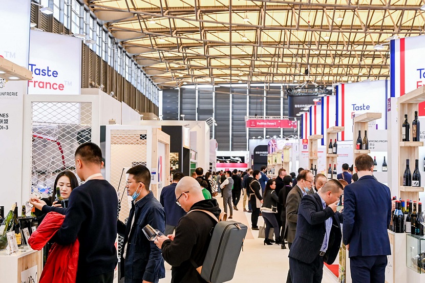2026年上海国际葡萄酒、红酒、烈酒贸易展览会ProWine参展商与海外采购商展台洽谈现场