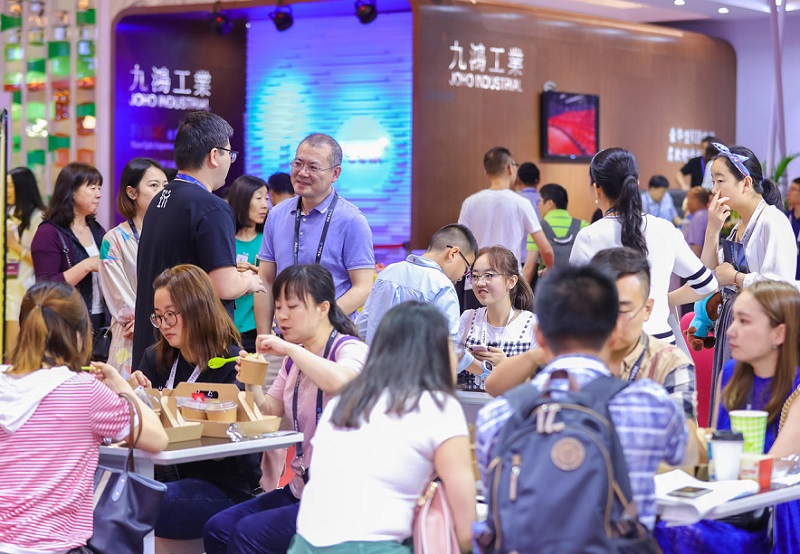 2026年上海国际电影论坛暨展览会 CinemaS 展馆现场,专业观众参观实况