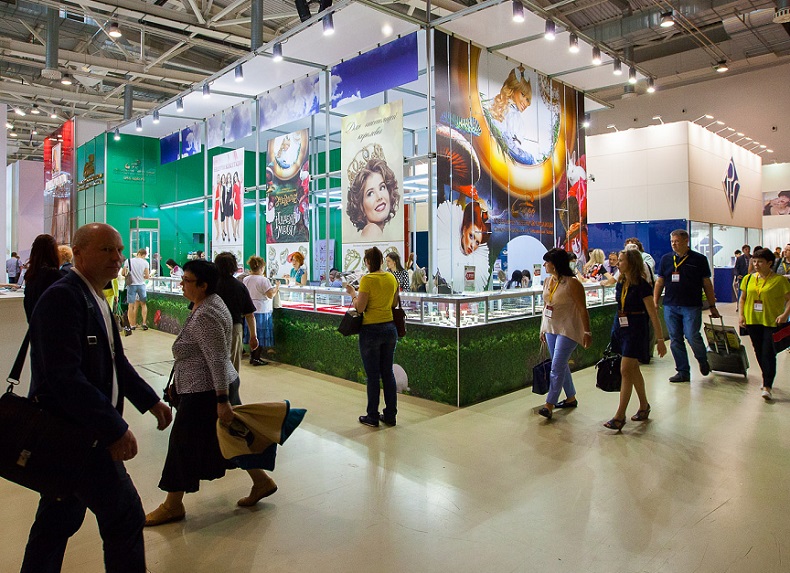 2026年俄罗斯莫斯科珠宝展览会Junwex参展商与海外采购商展台洽谈现场