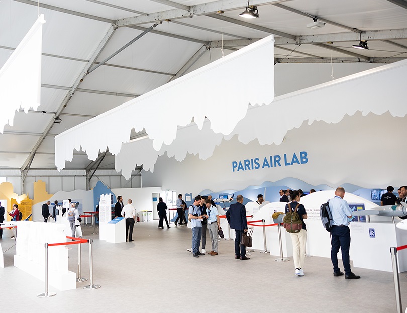 2027年法国巴黎航空航天展览会PARIS AIR SHOW展馆现场，专业观众参观实况