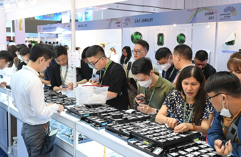 2027年泰国曼谷珠宝展览会JGABJewellery & Gem ASEAN Bangkok展馆现场，专业观众参观实况