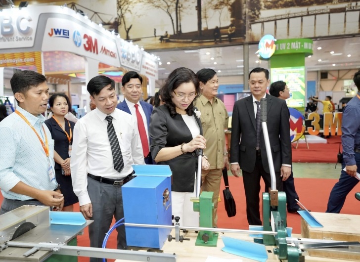 2027年越南河内广告标识及设备展览会VietAd展馆现场，专业观众参观实况