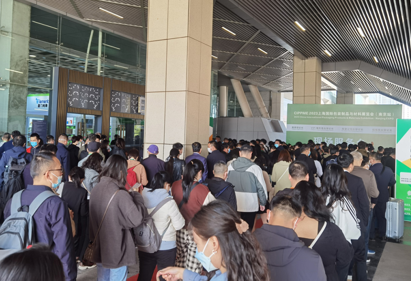 2027年上海国际印刷包装展览会CIPPF参展商与海外采购商展台洽谈现场
