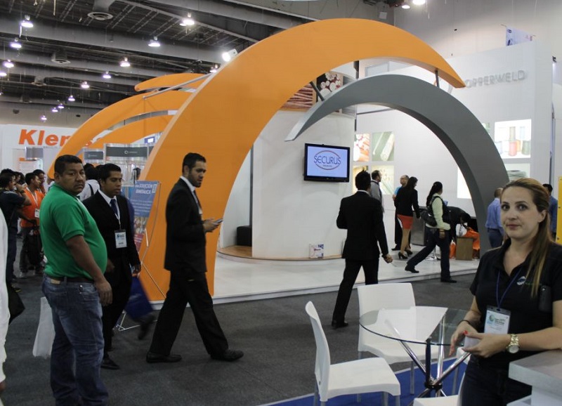 2027年墨西哥电力能源、照明、太阳能光伏展览会Expo Electrica Solar参展商与海外采购商展台洽谈现场