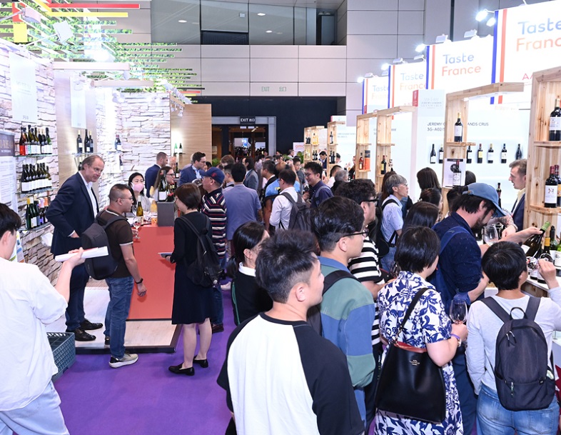 2027年香港酒店用品及餐饮食品展览会HOFEX展馆现场，专业观众参观实况