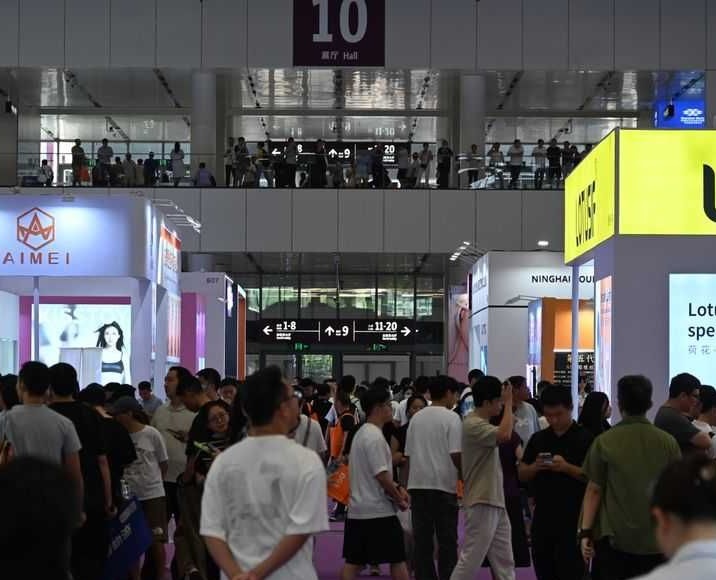 2027年深圳国际成人健康保健用品展览会SZI EXPO参展商与海外采购商展台洽谈现场