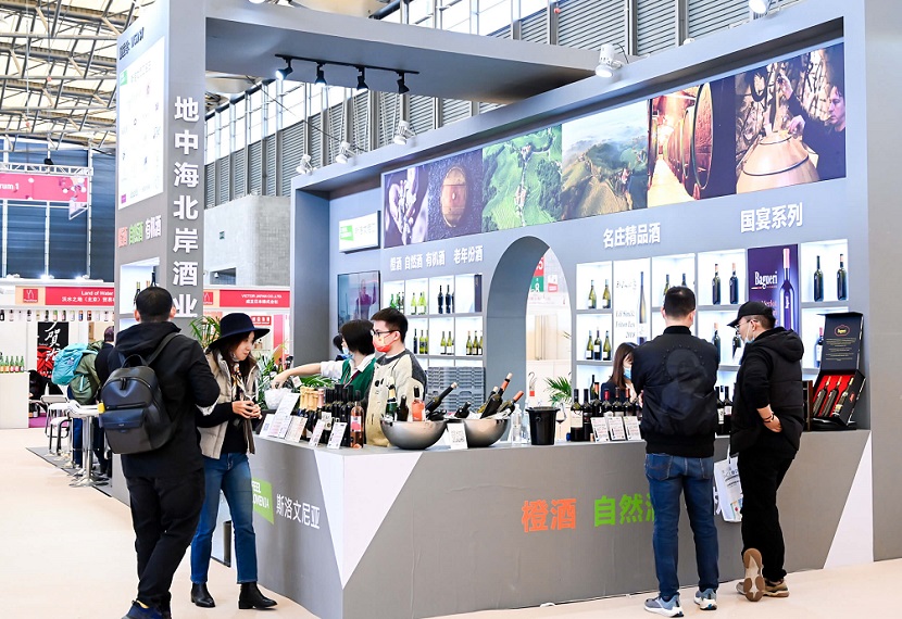 2026年上海国际葡萄酒、红酒、烈酒贸易展览会ProWine展馆现场，专业观众参观实况