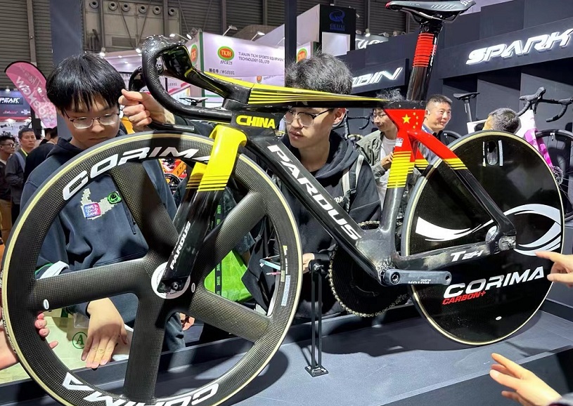 2027年上海国际户外骑行装备展览会CHINA CYCLE参展商与海外采购商展台洽谈现场