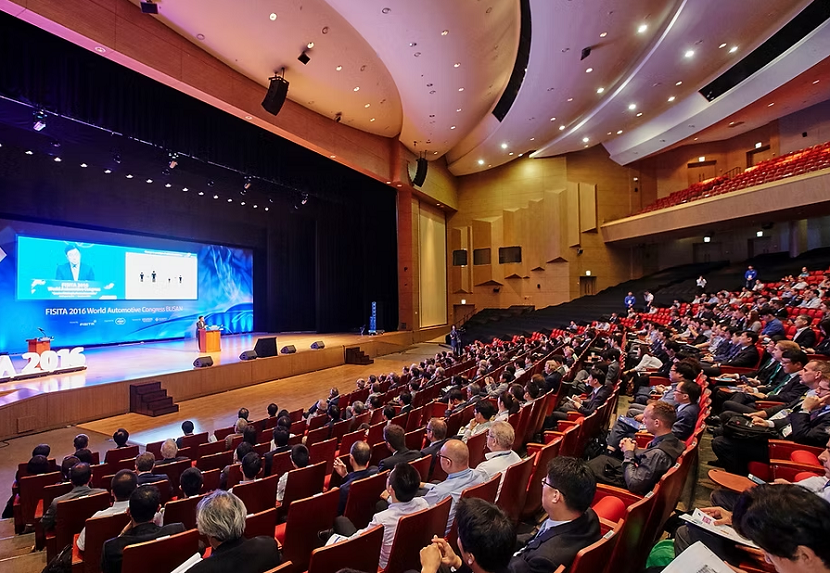 2025年西班牙巴塞罗那世界汽车工程大会暨展览会FISITA World Congress参展商与海外采购商展台洽谈现场