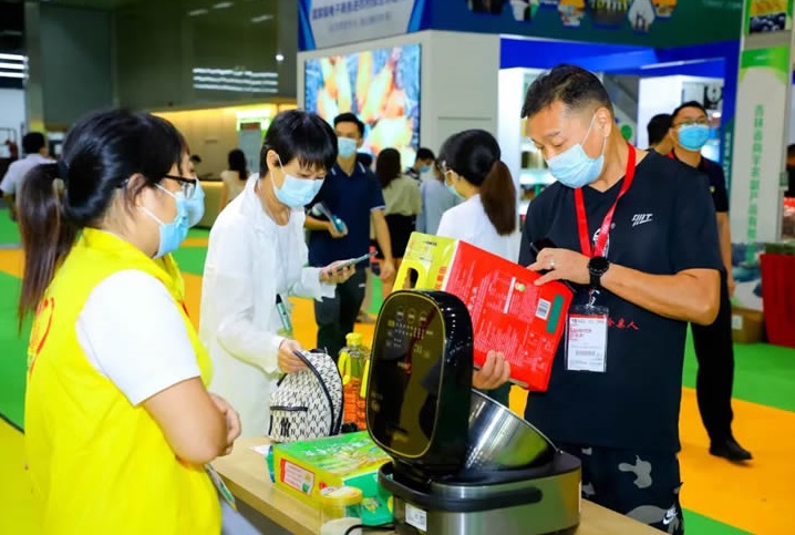 2027年（湖南）第十七届国际食用油产业博览会IGPE展馆现场，专业观众参观实况