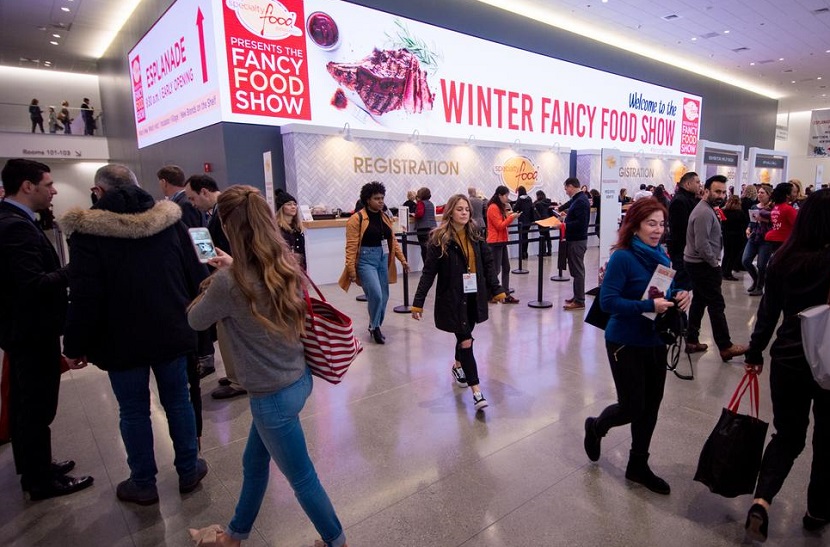 2027年美国纽约食品展-夏季美食展Summer Fancy Food Show参展商与海外采购商展台洽谈现场